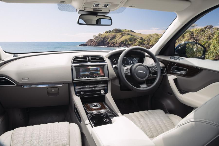 Торпедо Jaguar F-Pace 30d AWD Portfolio 2016 года  (AU) (фото 5 из 9)